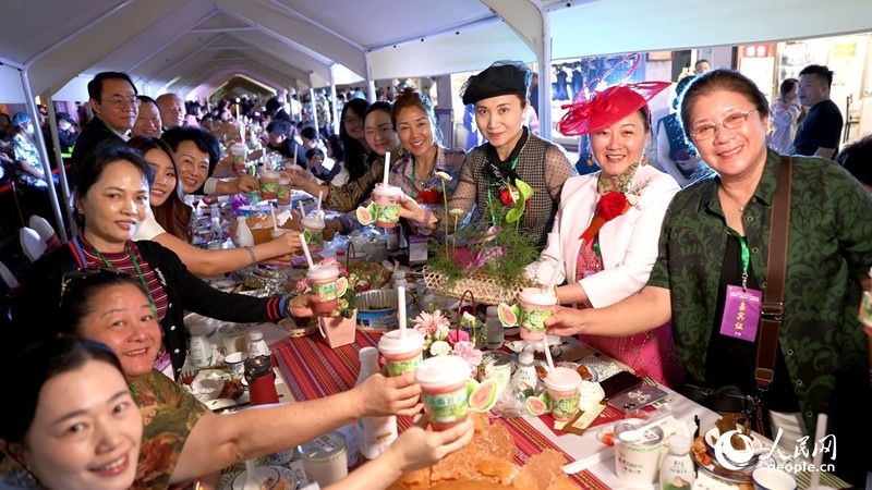 海外華僑在活動(dòng)現(xiàn)場(chǎng)品嘗“家鄉(xiāng)味”。人民網(wǎng)記者 符武平攝