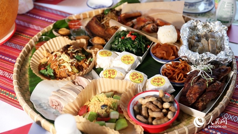 長(zhǎng)桌宴上擺滿了海南特色佳肴。人民網(wǎng)記者 符武平攝