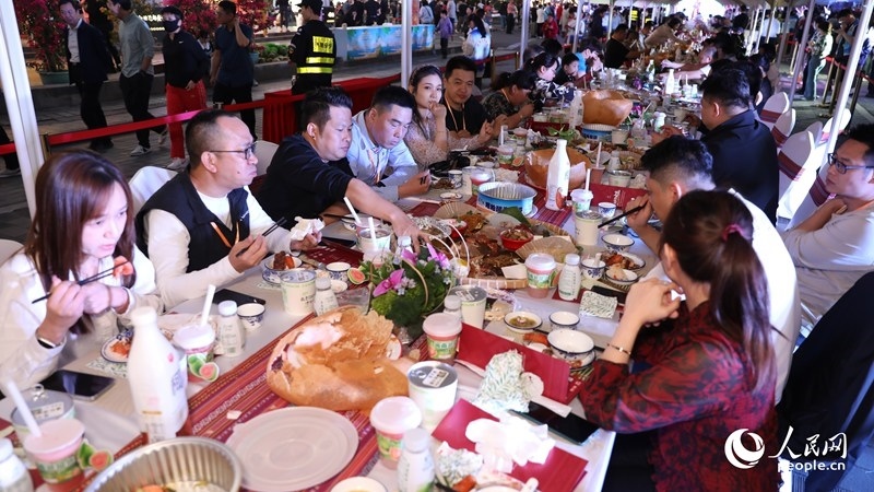 消博會(huì)嘉賓沉浸享用長(zhǎng)桌宴。人民網(wǎng)記者 符武平攝
