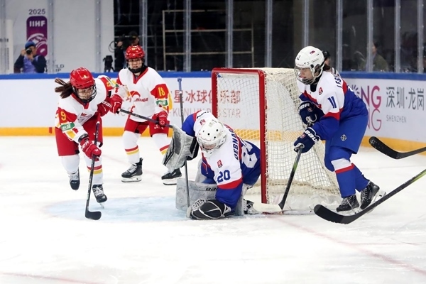 中國隊球員孔明會(左一)射門。圖片來源：中國冰球協(xié)會