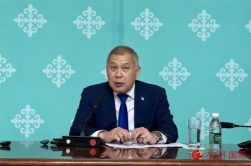 哈薩克斯坦駐華大使沙赫拉特·努雷舍夫在哈駐華大使館舉辦新聞發(fā)布會(huì)。人民網(wǎng)阿爾達(dá)克 攝