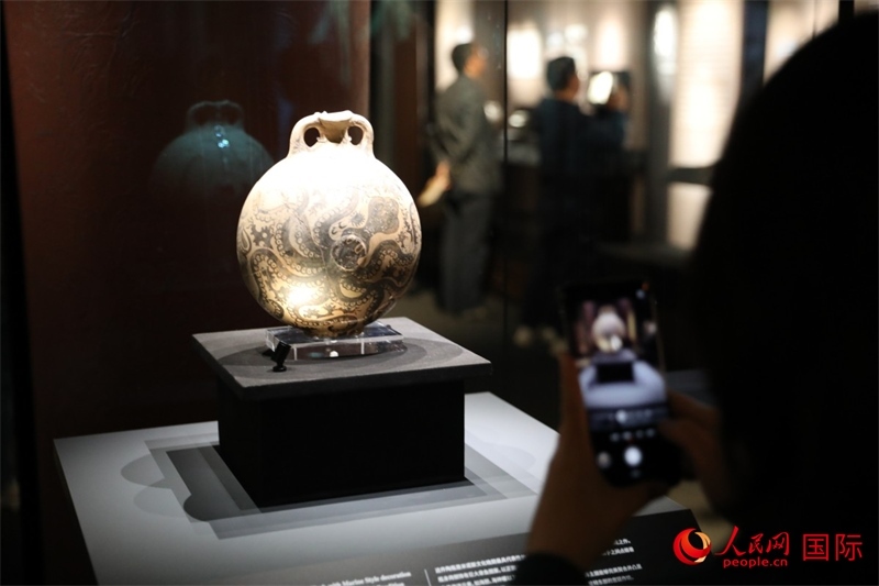 參觀者在拍攝。4月14日，來自希臘伊拉克利翁考古博物館的文物在故宮博物院展出。（人民網(wǎng) 張澤宇攝）