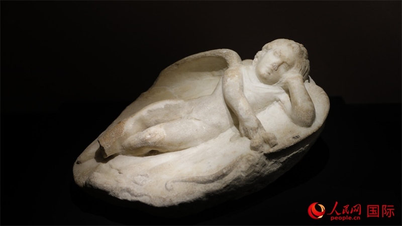 沉睡的厄洛斯大理石浮雕。4月14日，來自希臘伊拉克利翁考古博物館的文物在故宮博物院展出。（人民網(wǎng) 張澤宇攝）