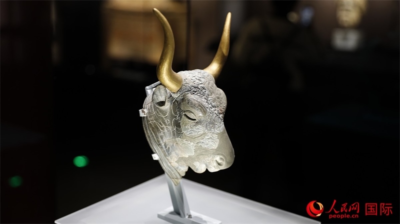 公牛頭型綠泥石來通杯。4月14日，來自希臘伊拉克利翁考古博物館的文物在故宮博物院展出。（人民網(wǎng) 張澤宇攝）