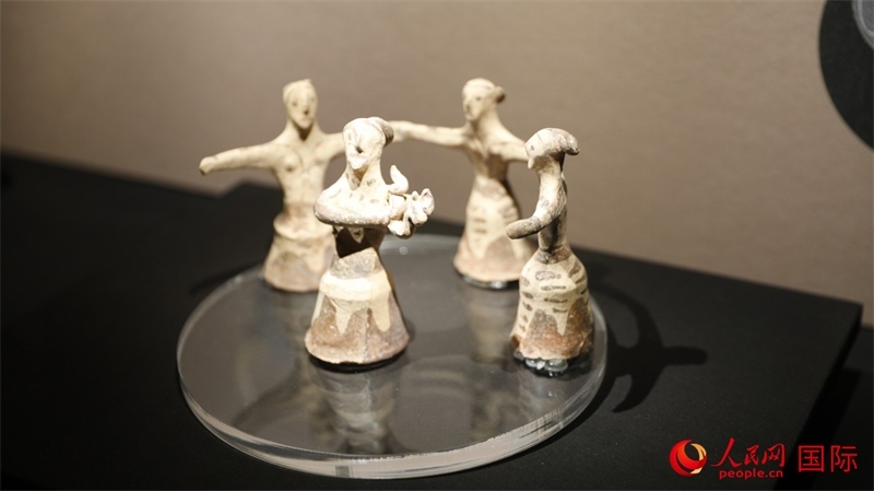 舞蹈者與音樂家雕塑群像。4月14日，來自希臘伊拉克利翁考古博物館的文物在故宮博物院展出。（人民網(wǎng) 張澤宇攝）