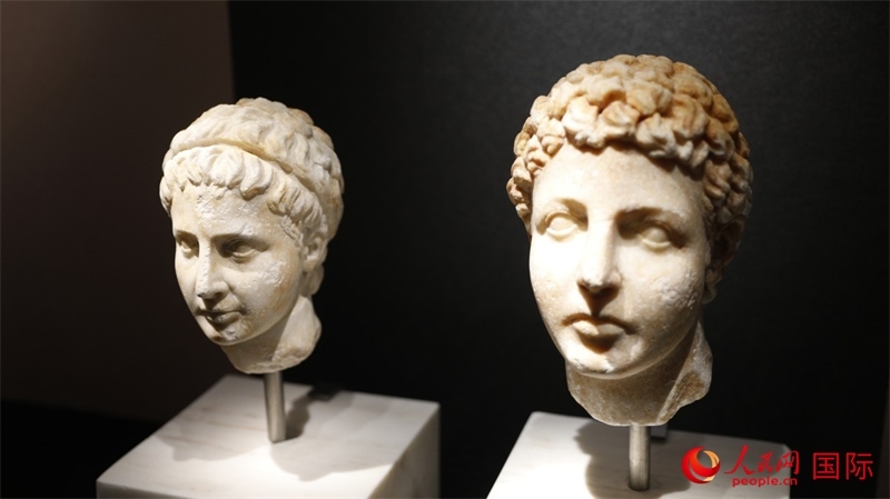 兄弟大理石頭像。4月14日，來自希臘伊拉克利翁考古博物館的文物在故宮博物院展出。（人民網(wǎng) 張澤宇攝）