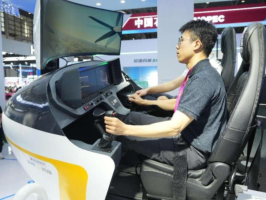 記者體驗(yàn)低空經(jīng)濟(jì)的應(yīng)用消費(fèi)場(chǎng)景。人民網(wǎng)記者 張力洋攝