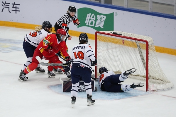 中國隊(duì)球員曲樂(左二)破門得分。圖片來源：中國冰球協(xié)會 此役中國隊(duì)首發(fā)陣容是詹佳慧、于柏巍、孔明會、趙啟男、曲樂、方新。比賽進(jìn)行至2分43秒，荷蘭隊(duì)率先取得進(jìn)球，1:0領(lǐng)先。失球后的中國隊(duì)打得更加積極主動，多次獲得射門機(jī)會，但可惜沒有破門得分。 第二節(jié)39分34秒，中國隊(duì)曲樂在王佳欣和孔明會的助攻下破門，將比分扳平，這也是中國隊(duì)在本屆賽事中取得的首個進(jìn)球。 末節(jié)43分42秒，荷蘭隊(duì)球員勾人犯規(guī)，被判罰任意球。中國隊(duì)張夢瑩執(zhí)行并打進(jìn)，2:1反超比分。最后階段，荷蘭隊(duì)撤下守門員，場上6人進(jìn)攻但未能進(jìn)球。最終，中國隊(duì)以2:1逆轉(zhuǎn)戰(zhàn)勝對手，取得本屆世錦賽首場勝利。 在昨日進(jìn)行的另外兩場比賽中，奧地利隊(duì)3:2力克斯洛伐克隊(duì)，法國隊(duì)2:1戰(zhàn)勝丹麥隊(duì)。三輪比賽過后，奧地利隊(duì)三戰(zhàn)全勝領(lǐng)跑積分榜，斯洛伐克隊(duì)和法國隊(duì)2勝1負(fù)分列二、三位，丹麥隊(duì)和中國隊(duì)1勝2負(fù)排在四至五位，荷蘭隊(duì)三戰(zhàn)皆負(fù)積分墊底。