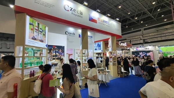 觀展者在各國展臺采購、咨詢。人民網(wǎng)記者 李彤?dāng)z