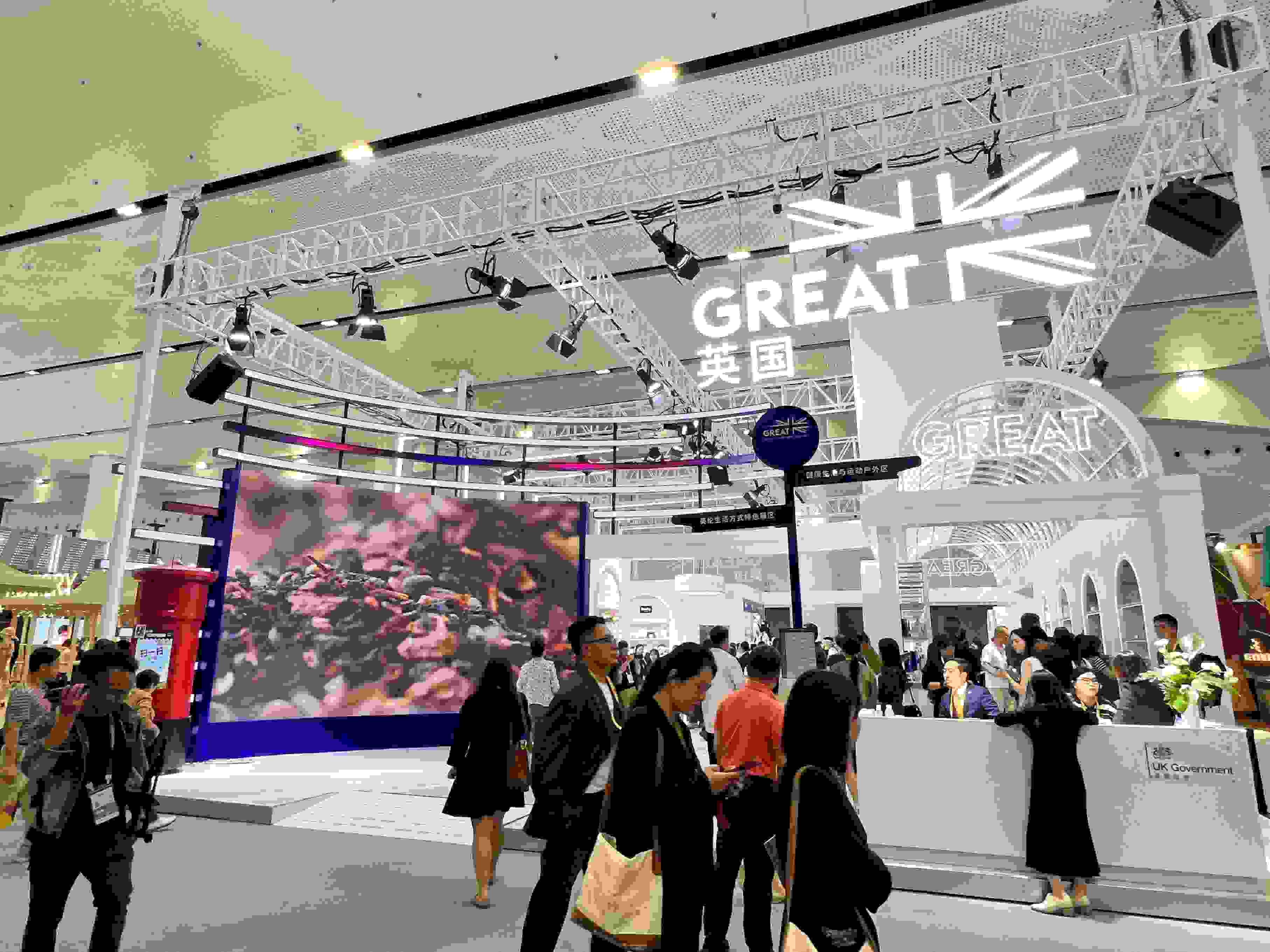 在消博會上，主賓國英國國家館開館。人民網(wǎng)記者 趙瞳攝