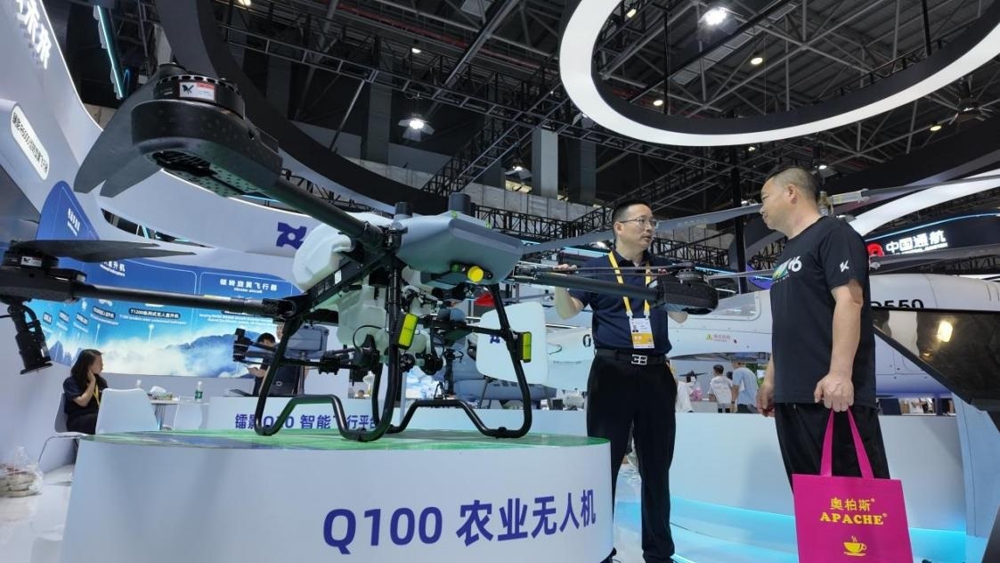 低空經(jīng)濟展區(qū)展出的農(nóng)業(yè)無人機裝備。人民網(wǎng) 歐陽易佳攝