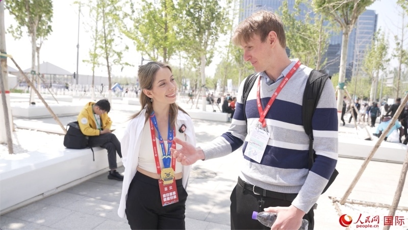 墨西哥的參賽選手阿蘭薩蘇?巴燕（左）與瑞士選手喬文韜。人民網(wǎng)記者 袁蒙攝