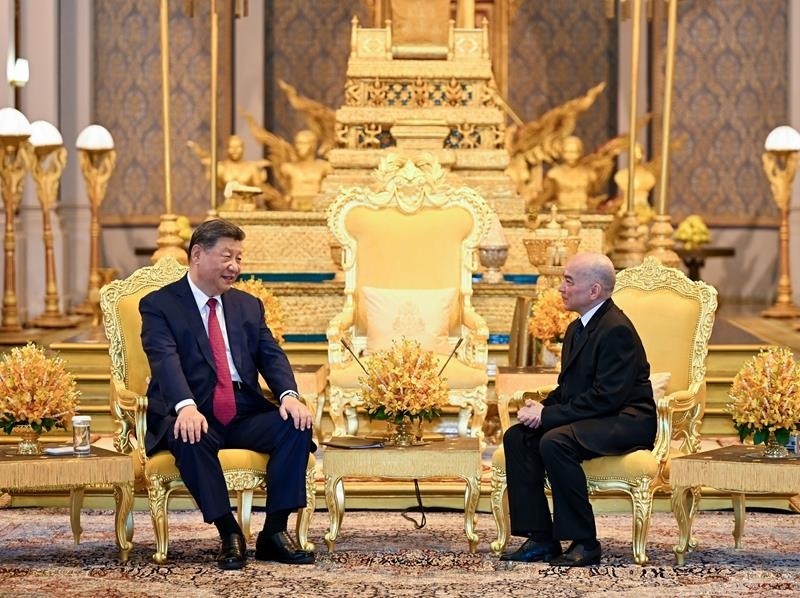 4月17日，柬埔寨國(guó)王西哈莫尼同習(xí)近平主席在金邊王宮舉行會(huì)見(jiàn)。