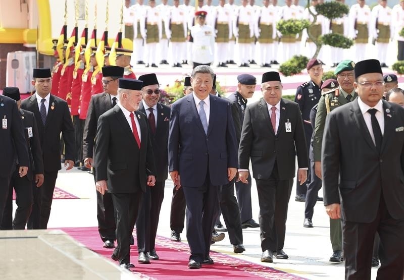 4月16日，馬來(lái)西亞最高元首易卜拉欣在馬來(lái)西亞國(guó)家王宮廣場(chǎng)為習(xí)近平主席舉行隆重歡迎儀式。