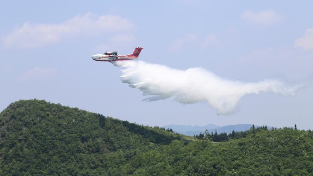 AG600飛機(jī)在四川西昌開展典型滅火場景驗(yàn)證試飛科目（2023年6月攝）。新華社發(fā)（中國航空工業(yè)集團(tuán)供圖）