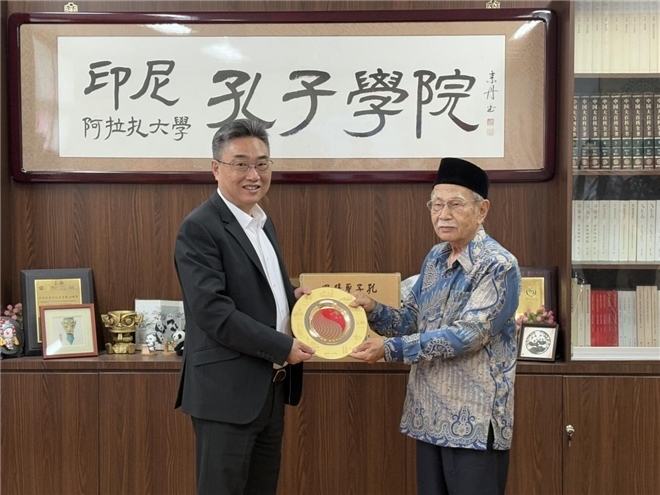 雙方交換禮物。活動(dòng)主辦方供圖