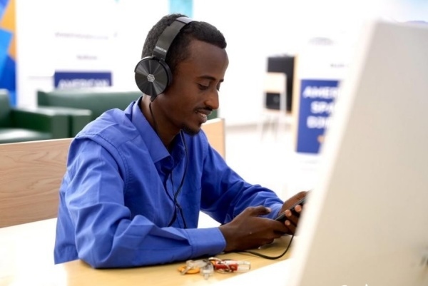 在明亮現(xiàn)代的信息技術(shù)閱覽室，當(dāng)?shù)刈x者正在沉浸式學(xué)習(xí)，塔里克·易卜拉欣攝