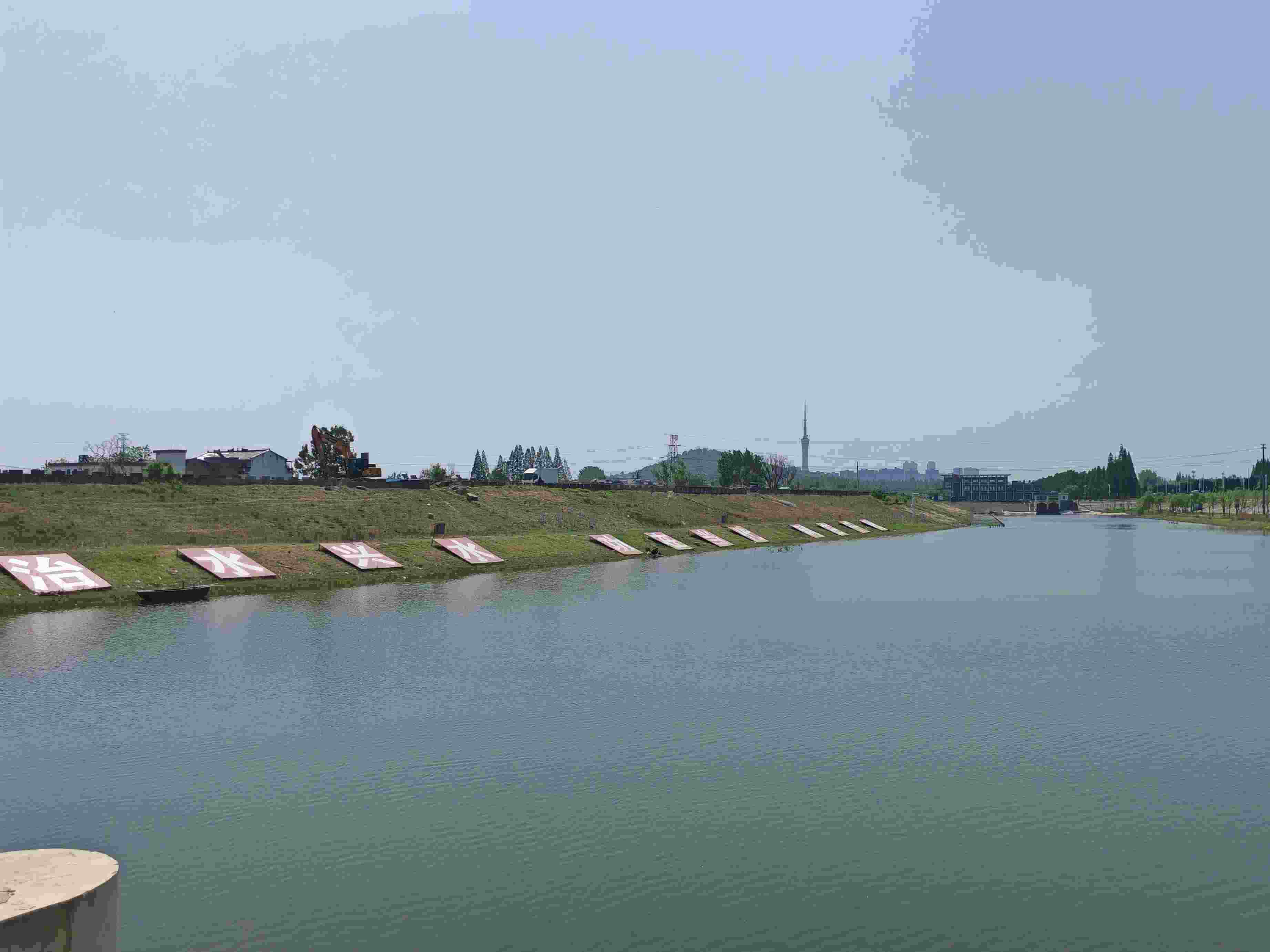 在龍子湖樞紐上眺望靚麗的淮河美景。人民網(wǎng)記者 王子鋒攝