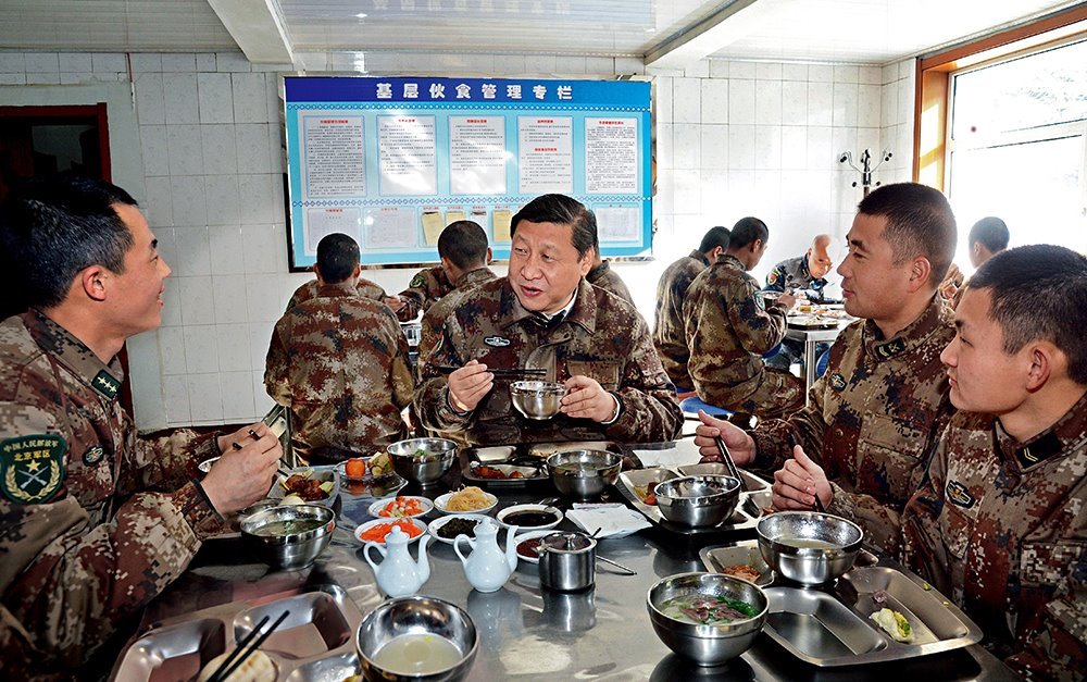 2014年1月26日，習(xí)近平主席專程來(lái)到內(nèi)蒙古軍區(qū)邊防某部，親切看望慰問(wèn)戍邊官兵。這是在連隊(duì)食堂，習(xí)近平主席同戰(zhàn)士們一起用餐。