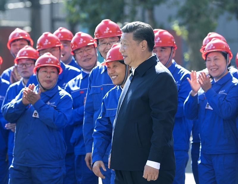 2018年9月26日，在中國一重集團，習近平總書記走到工人中間，同大家親切交流。