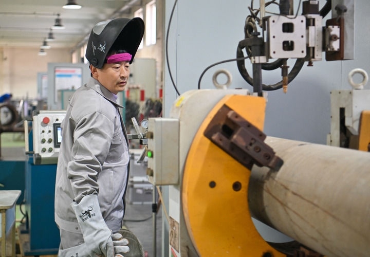 在中石化第四建設(shè)有限公司工匠學(xué)院，全國人大代表、中石化第四建設(shè)有限公司工匠學(xué)院焊接教練張振連操作自動(dòng)焊機(jī)（2025年2月21日攝）。新華社記者 孫凡越 攝