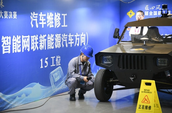 2024年9月11日，由全國總工會(huì)、人力資源和社會(huì)保障部等單位主辦的第八屆全國職工職業(yè)技能大賽決賽在陜西開幕。這是選手在位于西安國際會(huì)展中心的比賽場(chǎng)地參加汽車維修工（智能網(wǎng)聯(lián)新能源汽車方向）工種比賽。新華社記者 張博文 攝