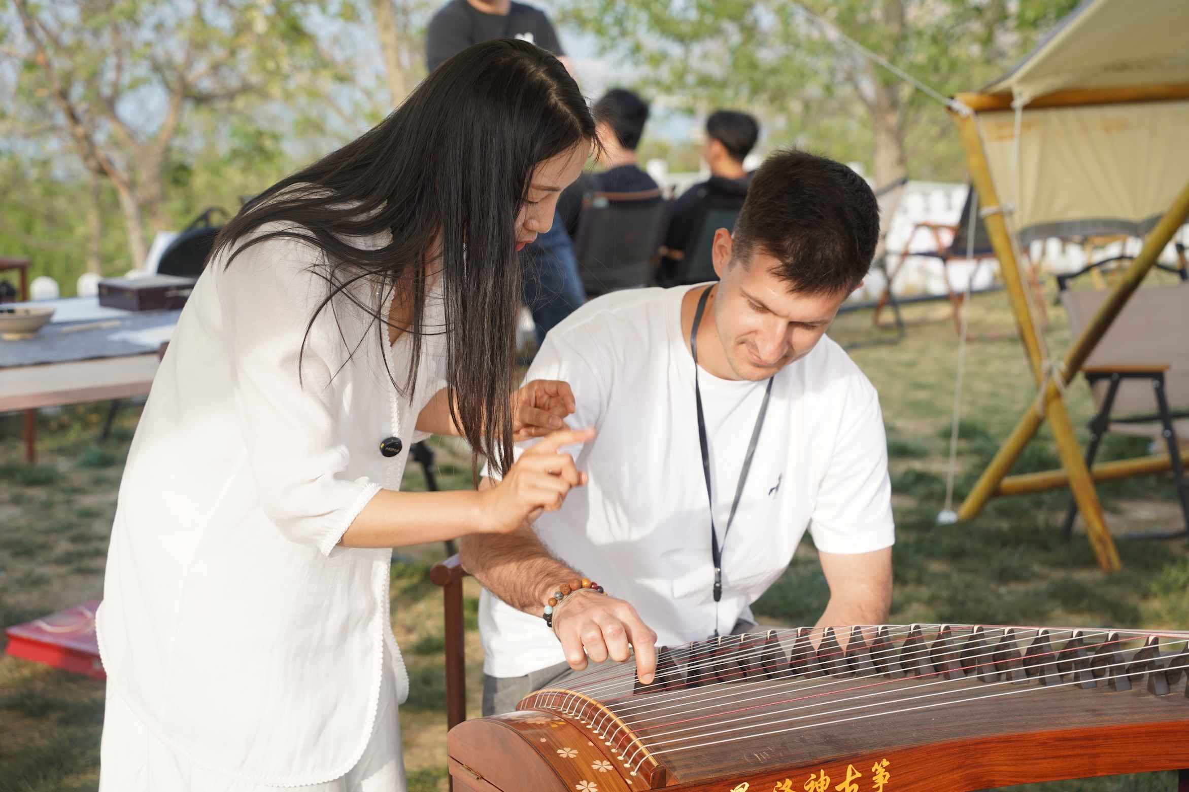 外媒體記者古箏體驗(yàn)。主辦方供圖