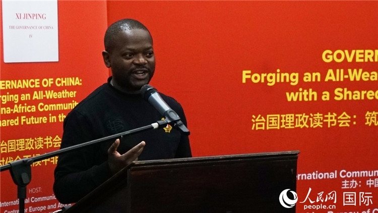 約翰內斯堡大學非洲中國研究中心研究員葛迪恩·吉通加在讀書會上發(fā)言。人民網(wǎng) 劉暢攝