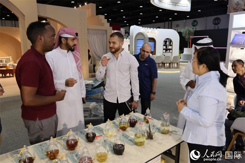 在“閱讀中國(guó)”館，當(dāng)?shù)刈x者通過品味中國(guó)茶，了解中國(guó)文化。人民網(wǎng)記者 張志文攝