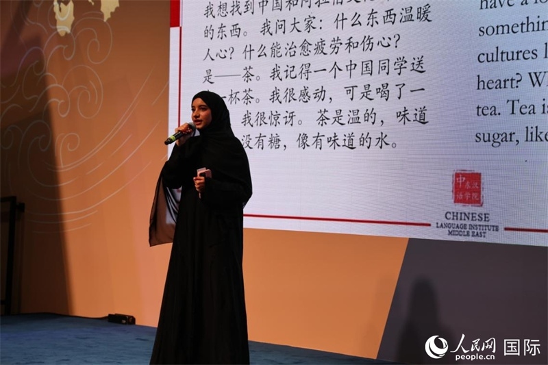 第四屆“阿聯(lián)酋眼中的中國(guó)”中文比賽上，一位阿聯(lián)酋漢語學(xué)習(xí)者與觀眾分享對(duì)中國(guó)茶文化的思考。人民網(wǎng)記者 張志文攝