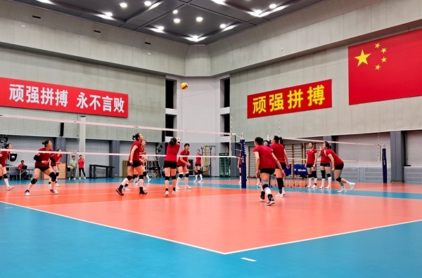 4月28日，中國女排在主教練趙勇的帶領(lǐng)下進行訓練。人民網(wǎng)記者 胡雪蓉攝