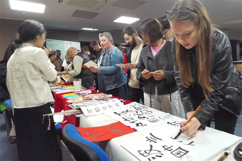 現(xiàn)場(chǎng)來(lái)賓體驗(yàn)中國(guó)傳統(tǒng)文化。中國(guó)駐波蘭大使館供圖。