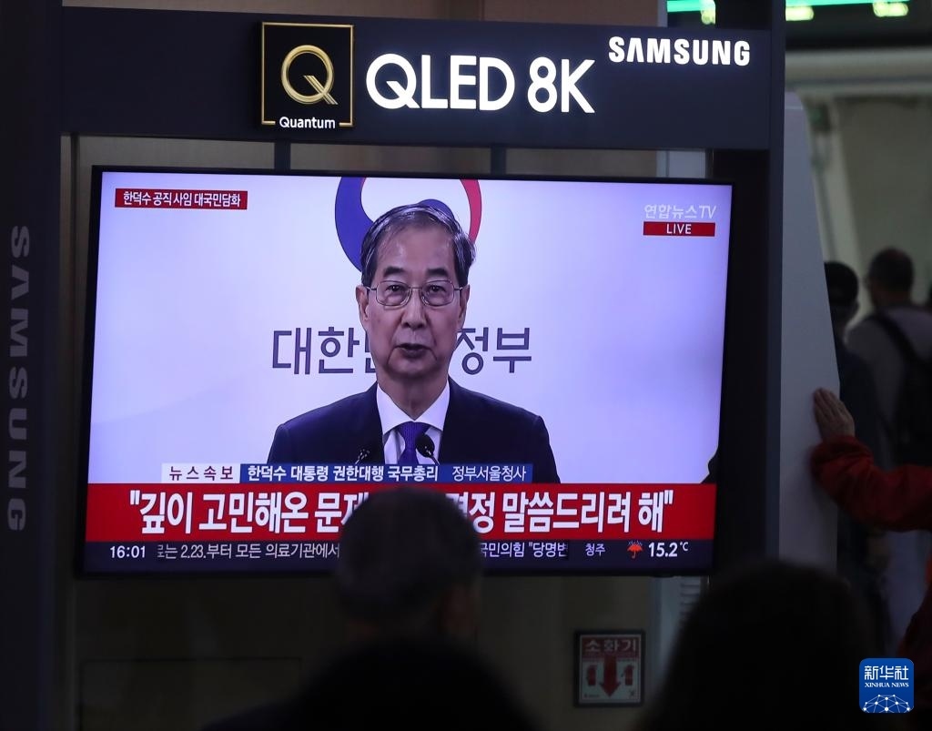 5月1日，在韓國首爾火車站，民眾觀看韓德洙辭職的新聞。新華社記者 姚琪琳 攝