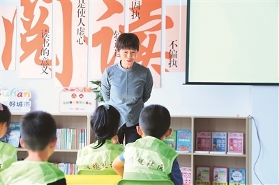 田桂月帶領(lǐng)孩子共讀繪本《點(diǎn)》。李澤罡攝