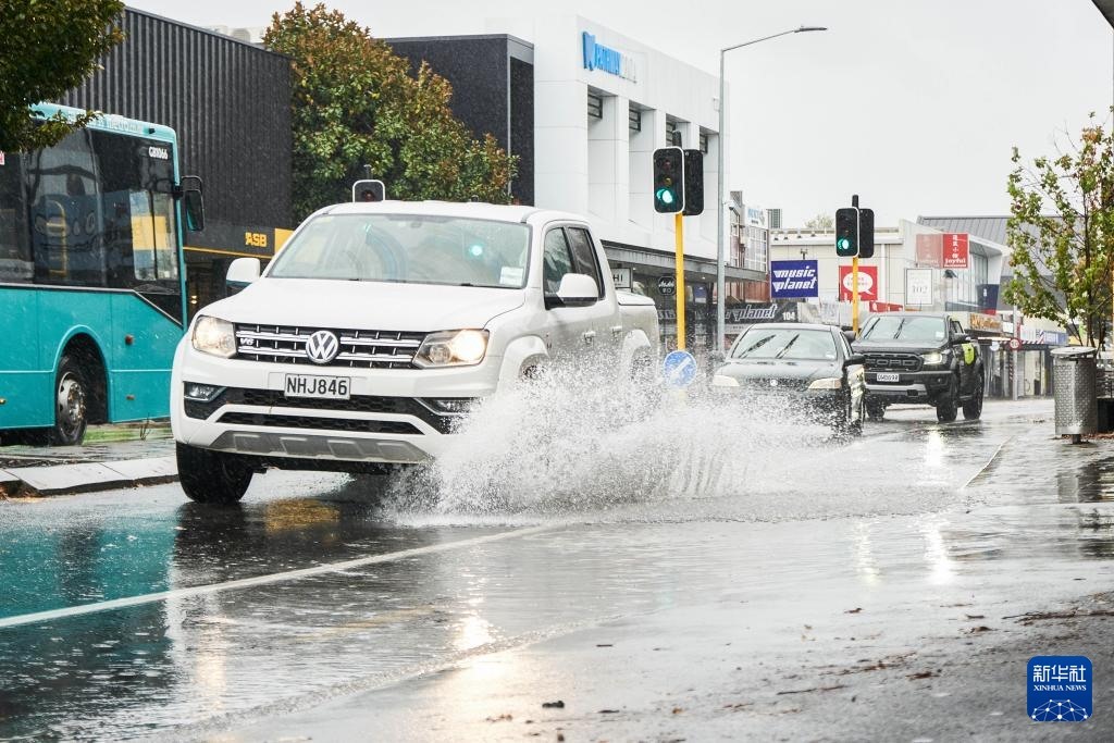 5月1日，汽車行駛在新西蘭南島城市克賴斯特徹奇的街頭。新華社發(fā)（陳思雨蒙 攝）