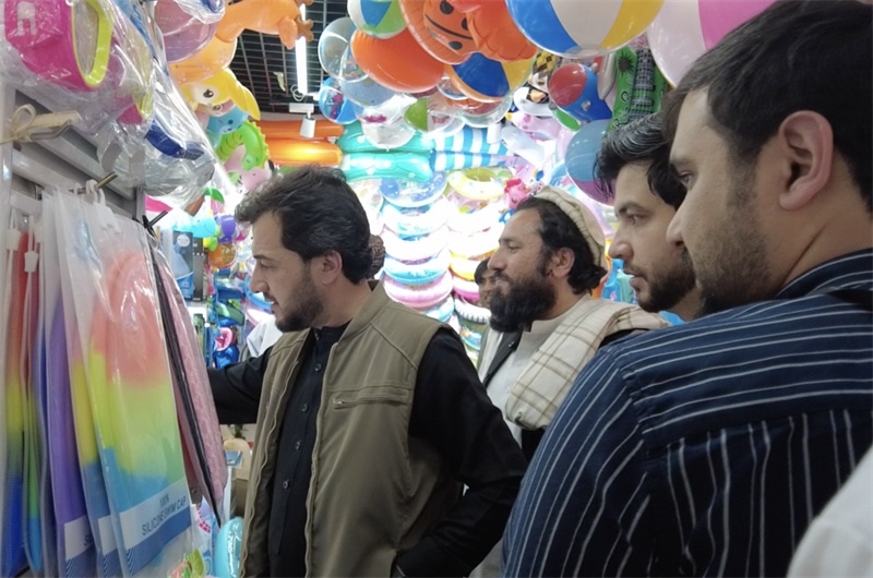 代表團在義烏國際商貿(mào)城參觀。CGTN記者 楊剛攝