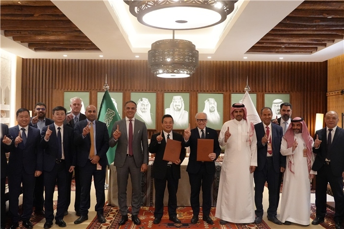 簽約合影。中國鐵建供圖