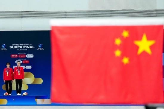 5月2日，獲得2025年跳水世界杯總決賽女子雙人10米臺(tái)冠軍的中國組合陳芋汐（右）/全紅嬋在頒獎(jiǎng)儀式上。新華社記者 鞠煥宗 攝