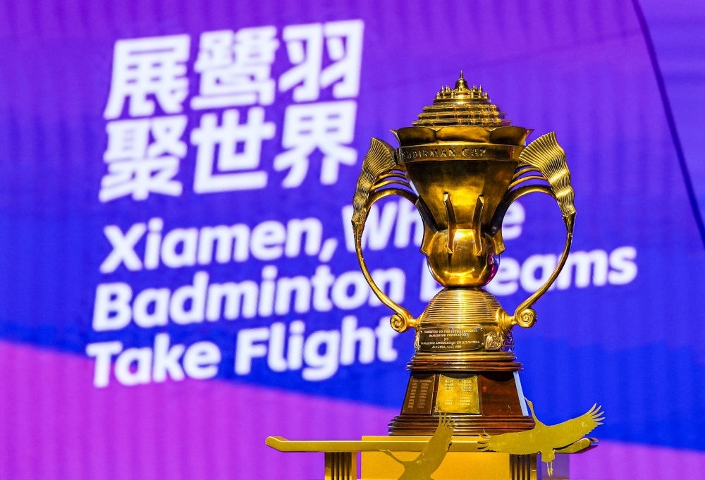 這是5月4日在決賽前拍攝的蘇迪曼獎杯。新華社記者 孫非 攝