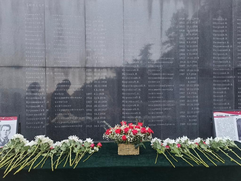 在南京抗日航空烈士紀(jì)念館鐫刻有蘇聯(lián)籍抗日航空英烈名錄的紀(jì)念碑前，擺放著人們獻(xiàn)上的鮮花（2024年11月22日攝）。新華社記者 邱冰清 攝