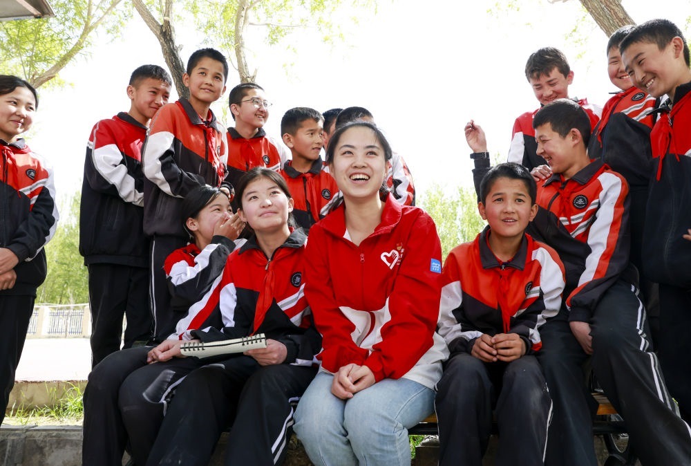 4月23日，在新疆克州阿圖什市哈拉峻鄉(xiāng)謝依特小學(xué)，支教教師高淑賢和學(xué)生們?cè)谝黄稹? width=