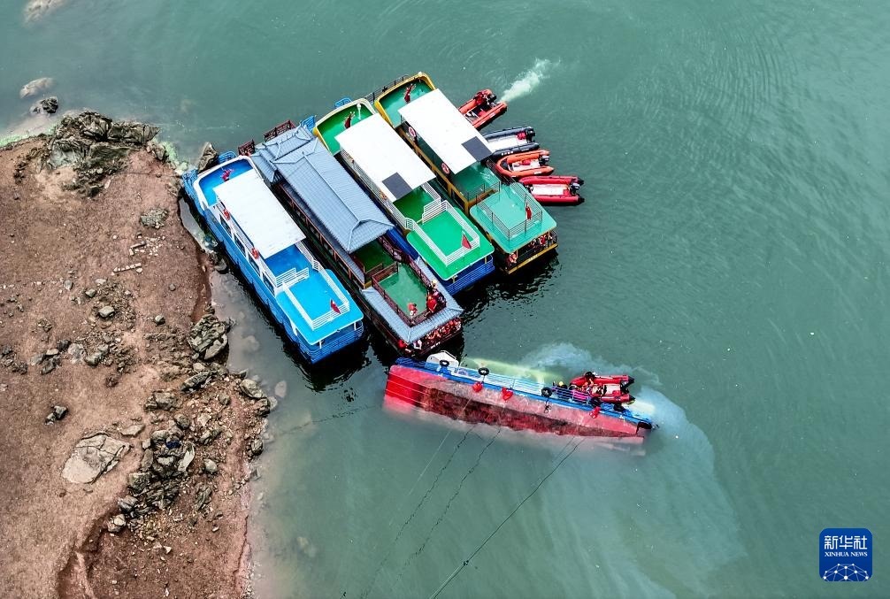 5月5日，救援人員在對(duì)傾覆船只進(jìn)行搜救（無(wú)人機(jī)照片）。新華社記者 劉續(xù) 攝