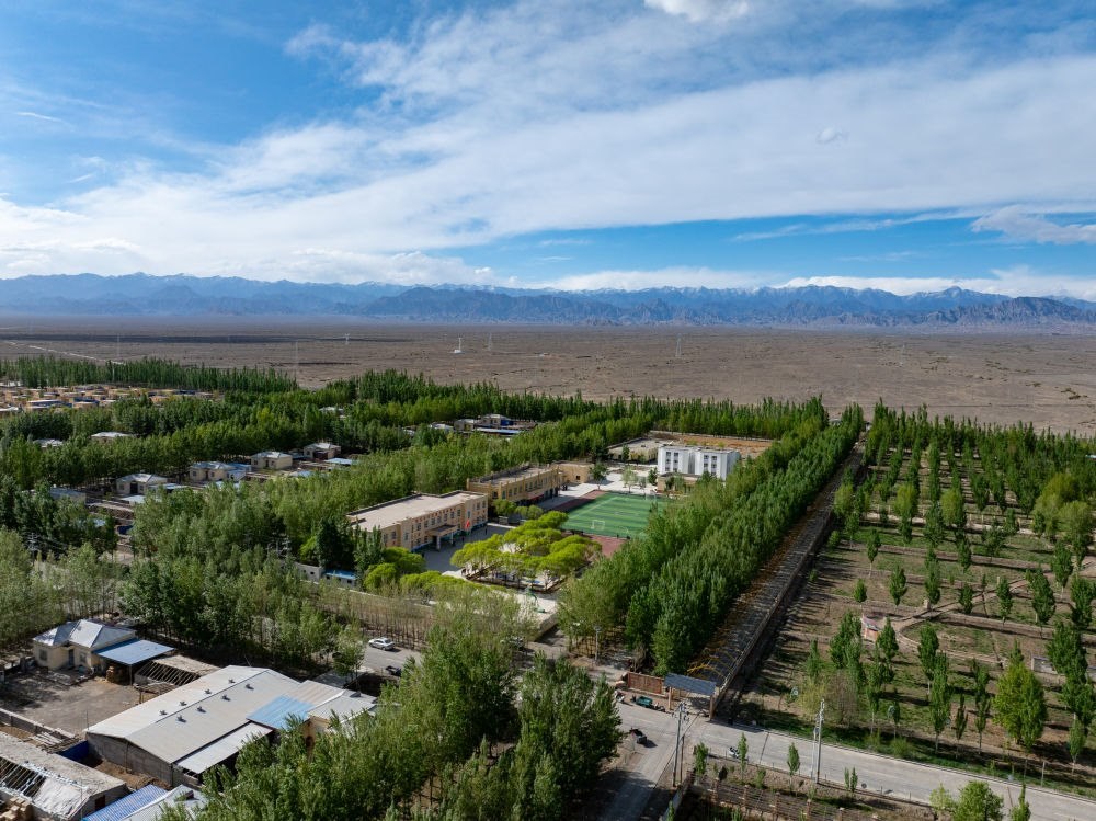 這是4月23日在新疆克州阿圖什市哈拉峻鄉(xiāng)拍攝的謝依特小學(xué)（無(wú)人機(jī)照片）。