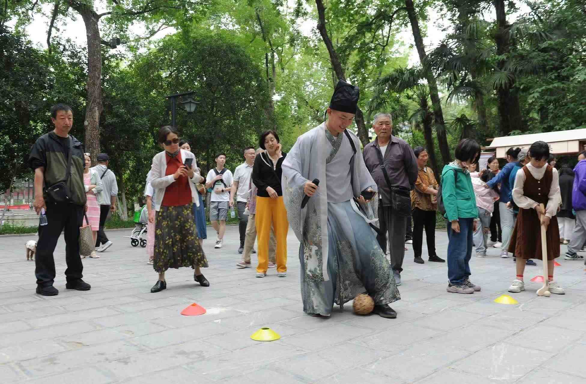 2025年5月3日，安徽省合肥市包公園景區(qū)，游客正在參與“蹴鞠”體育活動(dòng)。（圖片來源：視覺中國）