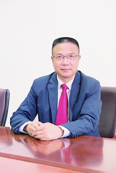 徐飛 教授、博士生導(dǎo)師。歷任上海交通大學(xué)副校長、西南交通大學(xué)校長、上海財(cái)經(jīng)大學(xué)常務(wù)副校長，現(xiàn)任福耀科技大學(xué)常務(wù)副校長。國務(wù)院政府特殊津貼專家。先后兼任中國鐵道學(xué)會副理事長，中國管理學(xué)會組織與戰(zhàn)略專業(yè)委員會副主任，教育部高等學(xué)校創(chuàng)新創(chuàng)業(yè)教育指導(dǎo)委員會副主任，中國高等教育學(xué)會創(chuàng)新創(chuàng)業(yè)教育分會理事長，中國高質(zhì)量MBA教育認(rèn)證（CAMEA）工作委員會副主任，中國職業(yè)技術(shù)教育學(xué)會副會長等。主要研究領(lǐng)域?yàn)閼?zhàn)略管理、競爭戰(zhàn)略與博弈論、創(chuàng)新創(chuàng)業(yè)、跨文化戰(zhàn)略領(lǐng)導(dǎo)力等。出版著作20余部。