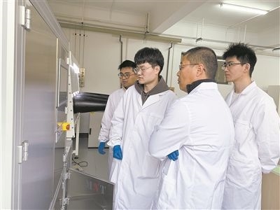 圖為安工大材料科學(xué)與工程學(xué)院碩士研究生余威（右一）在實(shí)驗(yàn)室開(kāi)展研究。安工大供圖