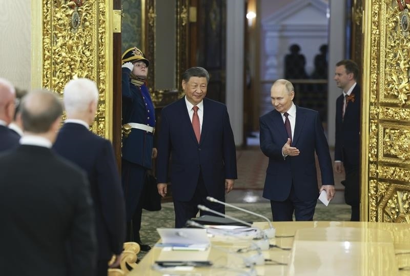 △當地時間5月8日，俄羅斯總統(tǒng)普京同習近平主席在莫斯科克里姆林宮舉行會談。這是兩國元首步入會場。