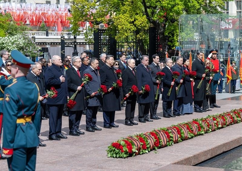 △當地時間5月9日，紀念蘇聯偉大衛(wèi)國戰(zhàn)爭勝利80周年慶典結束后，習近平主席同其他國家領導人一起從紅場來到亞歷山大花園，向無名烈士墓獻花，并肅立默哀。