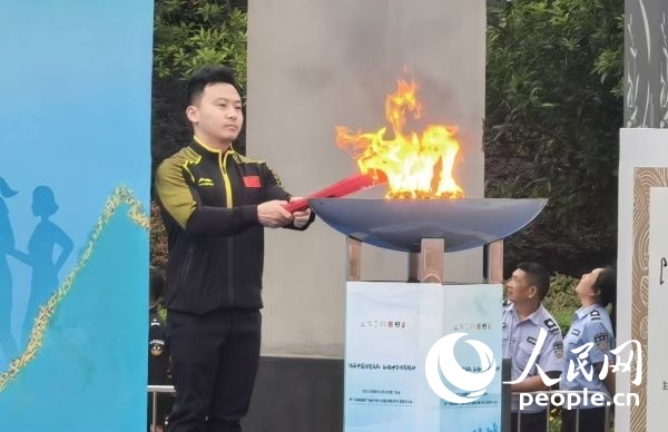 在活動開幕式上，馮喆點燃火炬。人民網(wǎng)記者 楊磊攝