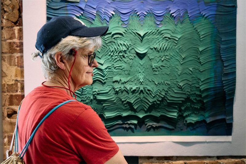 英國嘉賓在倫敦手工周中國館展出作品前駐足。楊浩鵬攝